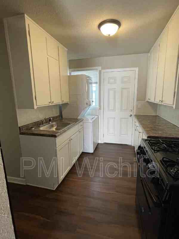 2558 N Wellington Pl - Photo 3 of 7