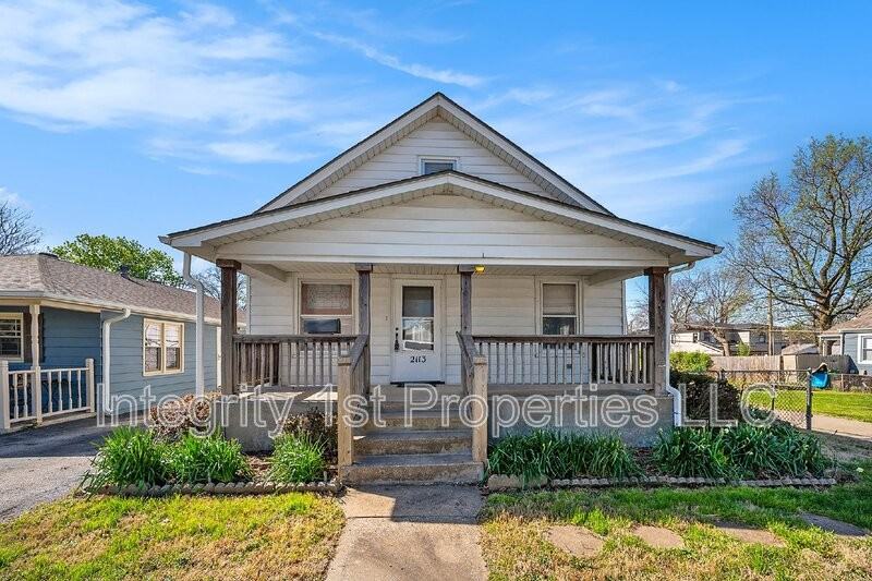 2113 W 47th Ter - Photo 2 of 15