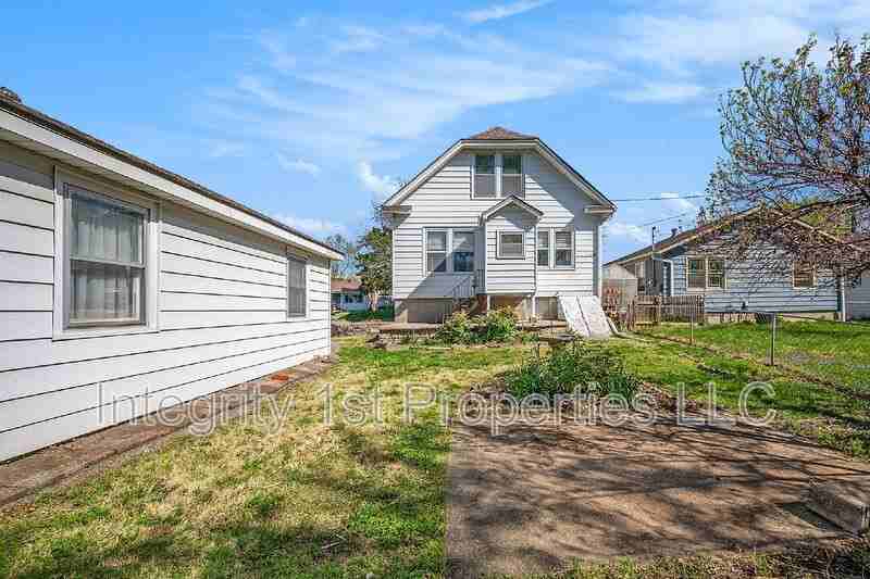 2113 W 47th Ter - Photo 3 of 15