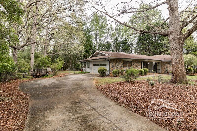 130 Austin Dr - Photo 4 of 35