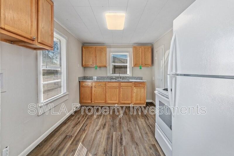 218 E Thomas St - Photo 7 of 13
