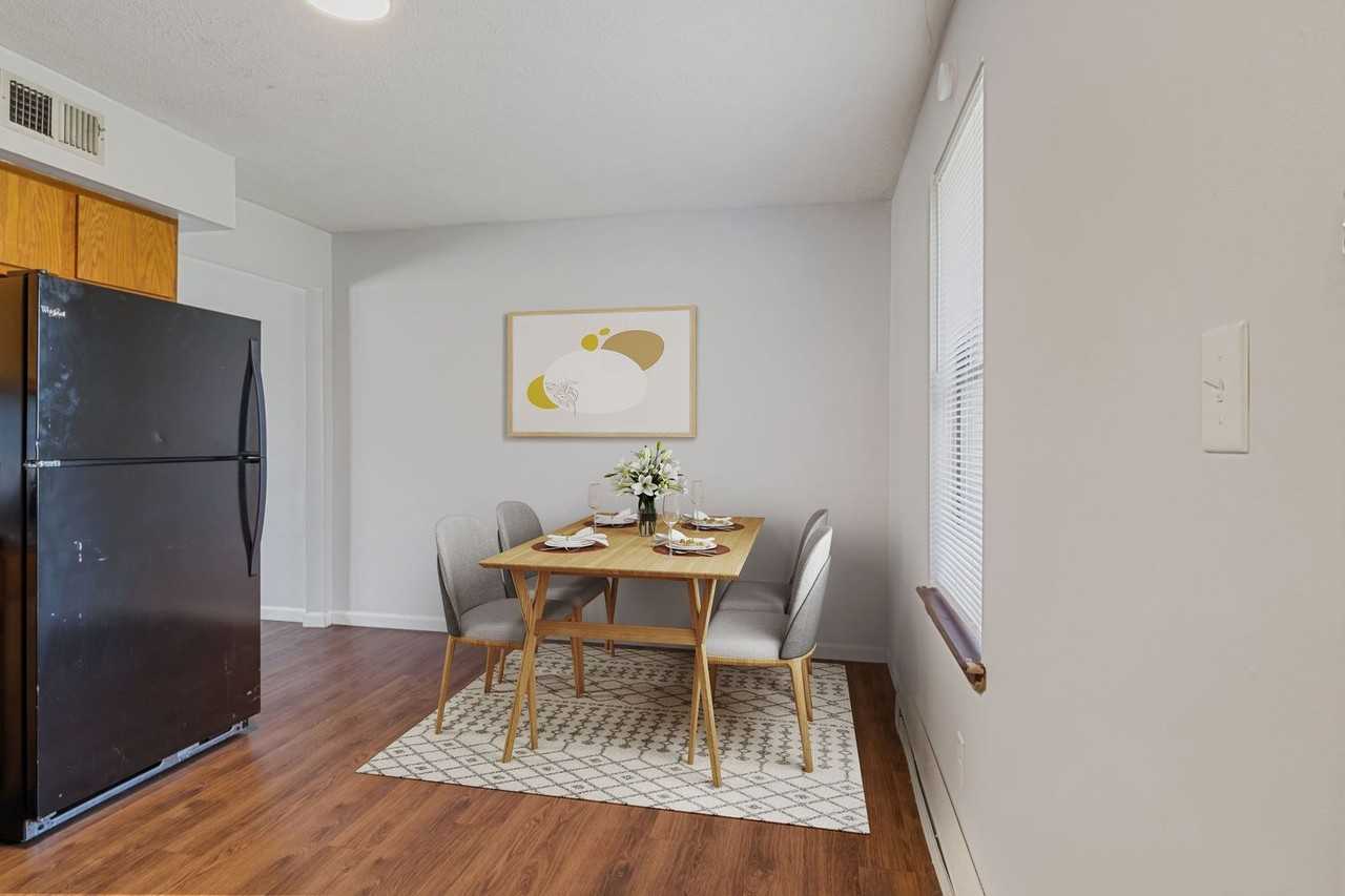 East Memorial Apartments - Photo 2 of 34