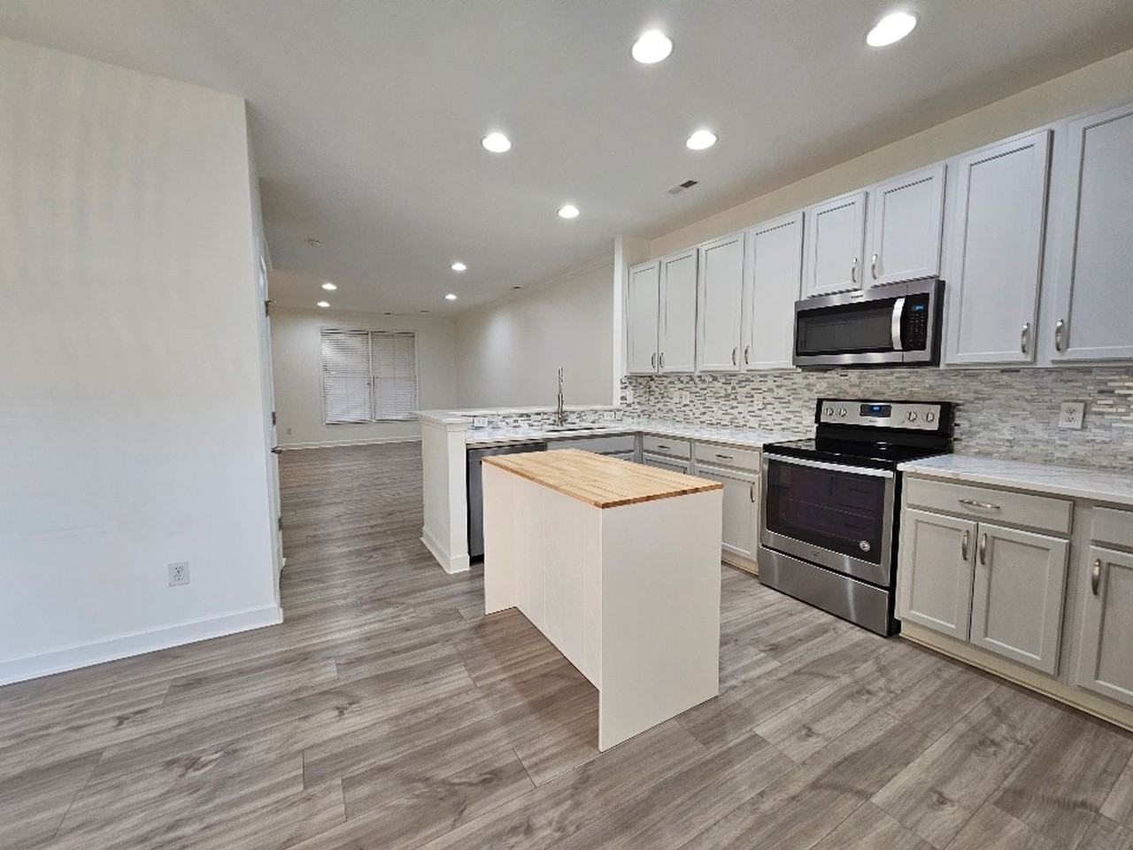 1095 Market St - Photo 3 of 27