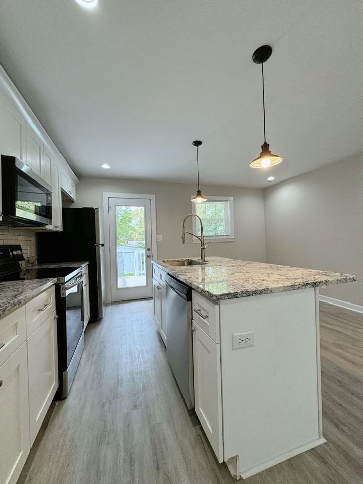 608 Burlington Ave - Photo 5 of 15