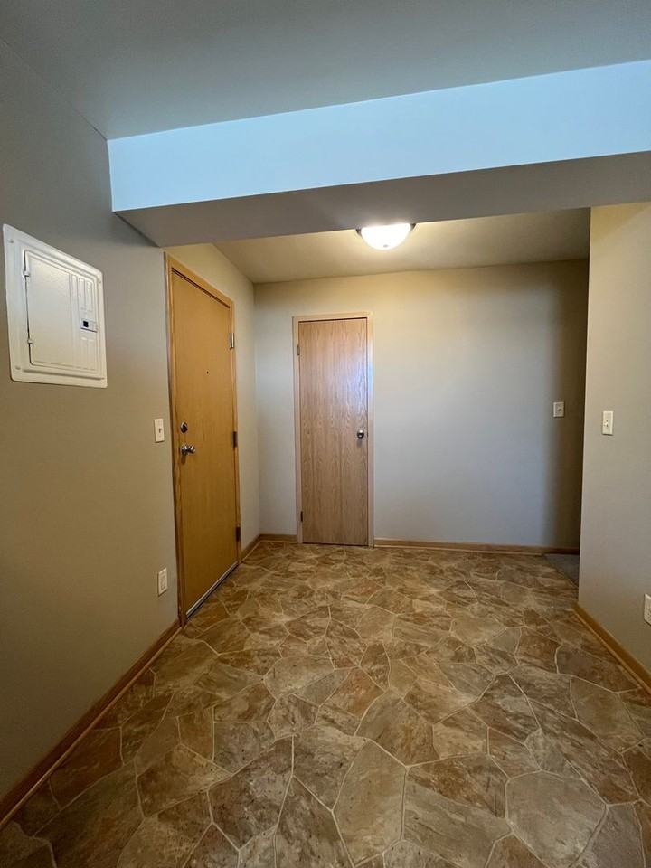 699 3rd St East - Photo 4 of 28