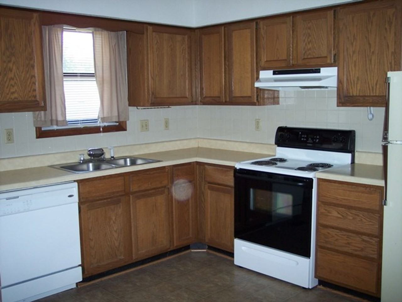 407 N. Ridgeview Drive - Photo 2 of 6
