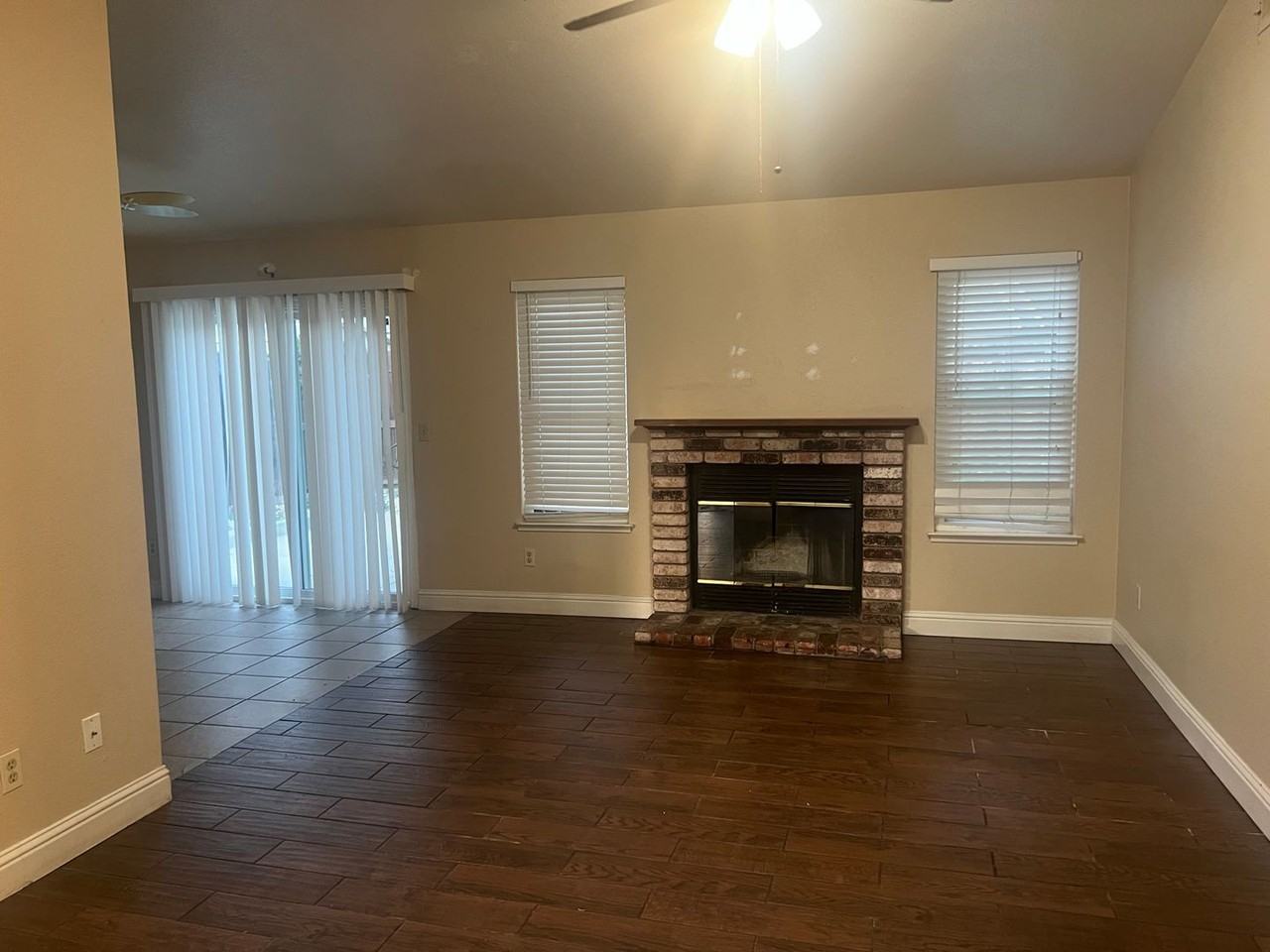 8185 Oak Landing Ct - Photo 2 of 6