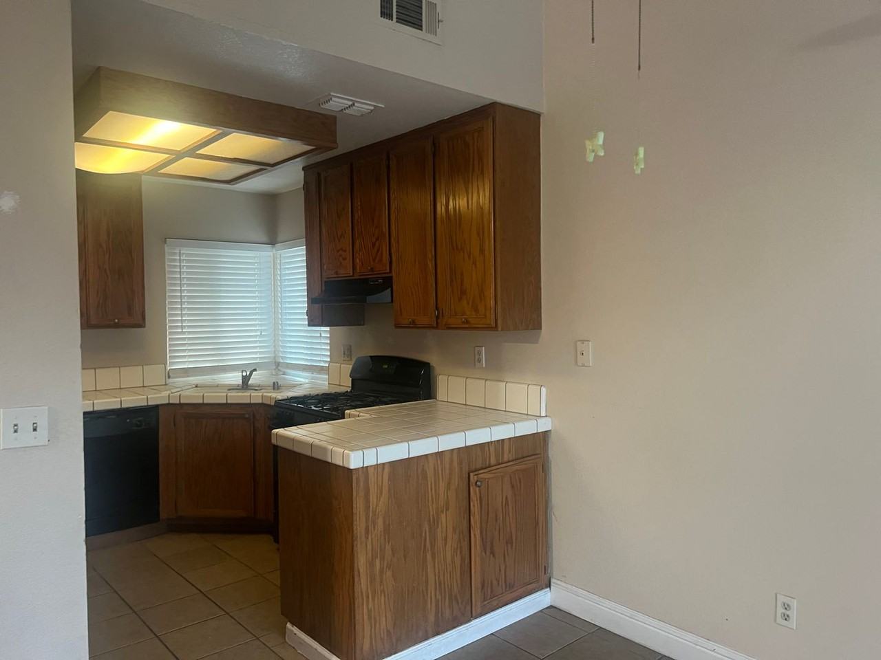 8185 Oak Landing Ct - Photo 3 of 6
