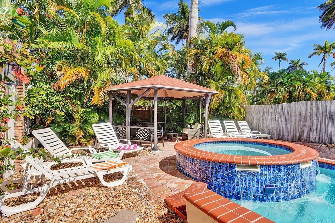 1049 N Southlake Dr - Photo 4 of 43