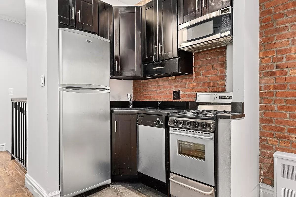 W 16th St #1E - Photo 3 of 7