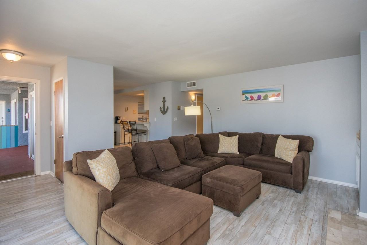 910 S Pacific St #2 - Photo 4 of 18
