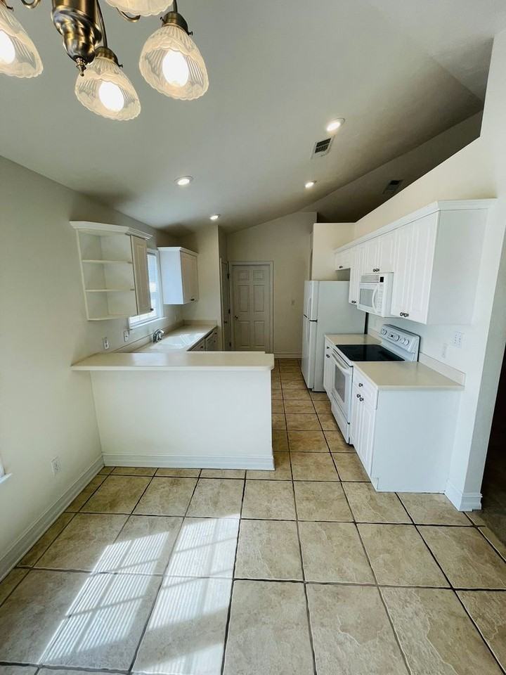 2031 Sunny Dale Dr - Photo 7 of 37