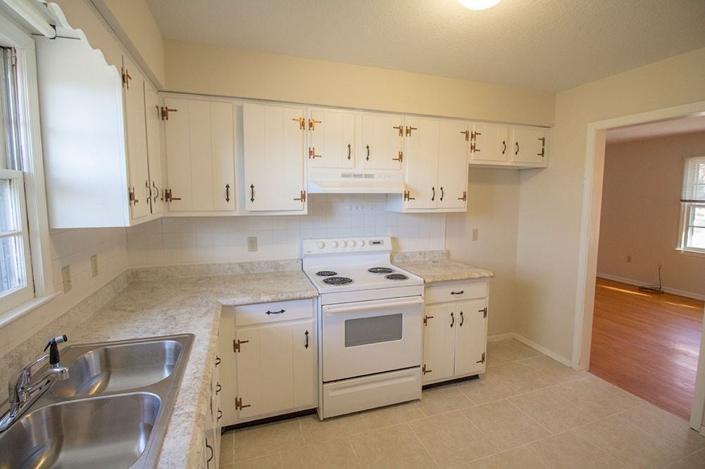 1207 White Oak Ln - Photo 4 of 30