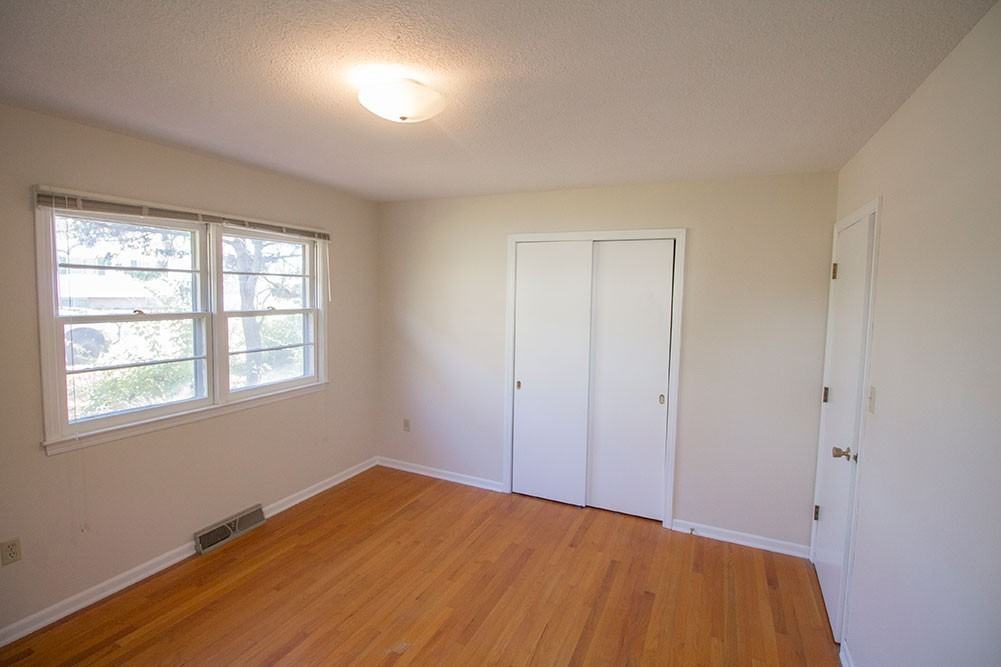 1207 White Oak Ln - Photo 5 of 30