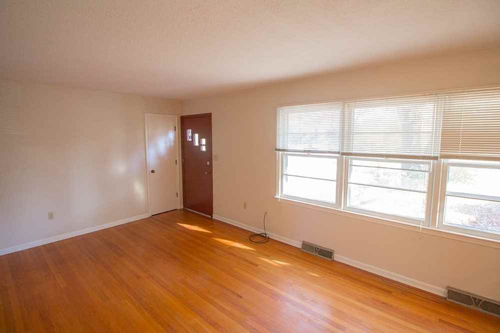 1207 White Oak Ln - Photo 3 of 30