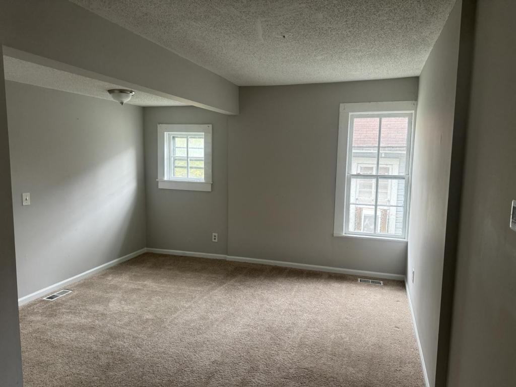 910 Juniper St - Photo 7 of 9