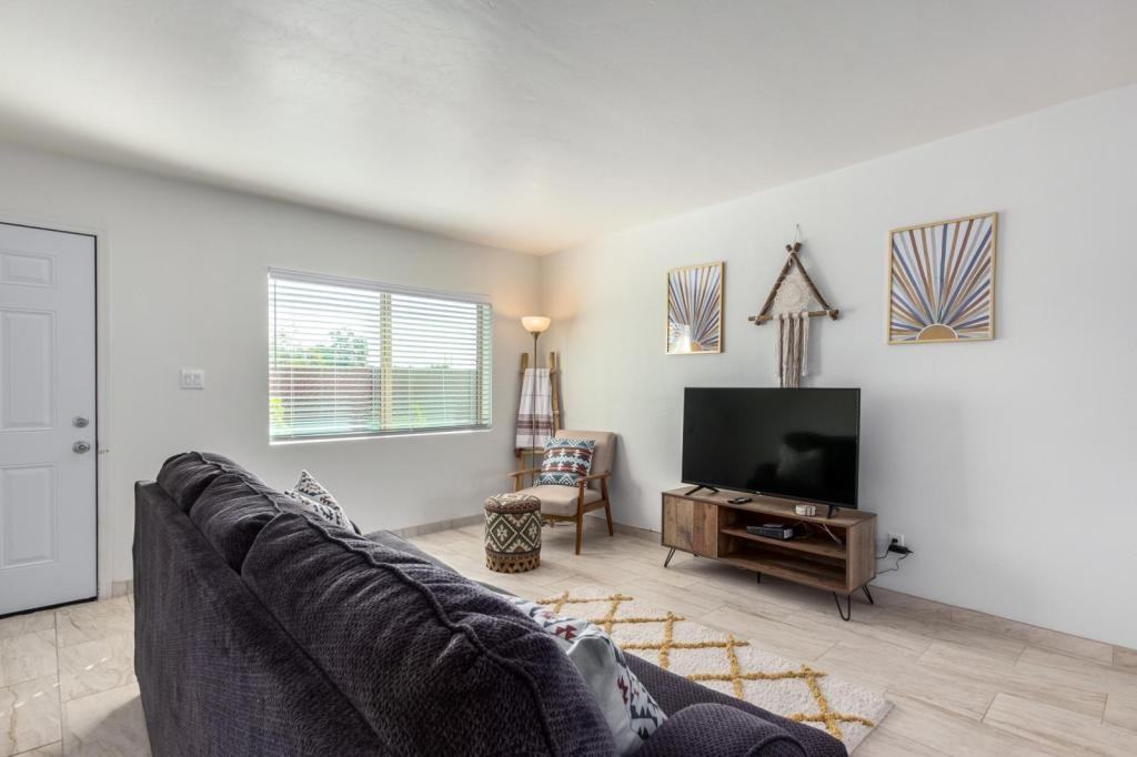 1629 E 13th St - Photo 3 of 24