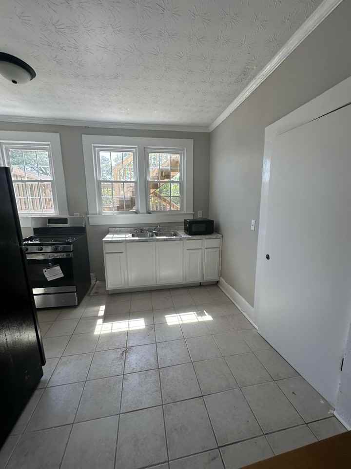 E Lee St - Photo 3 of 7