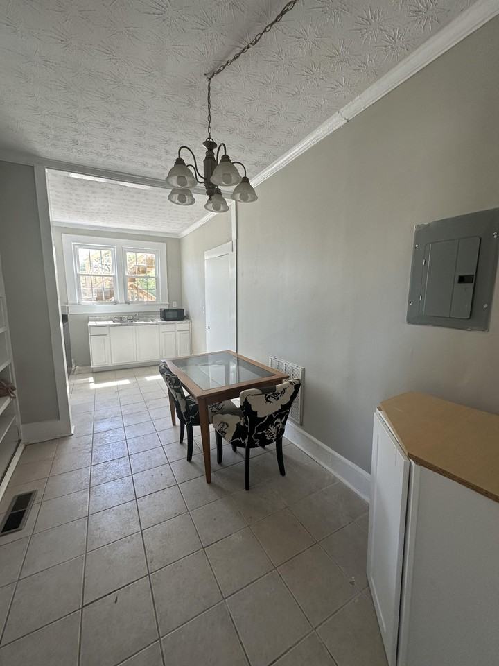 E Lee St - Photo 5 of 7