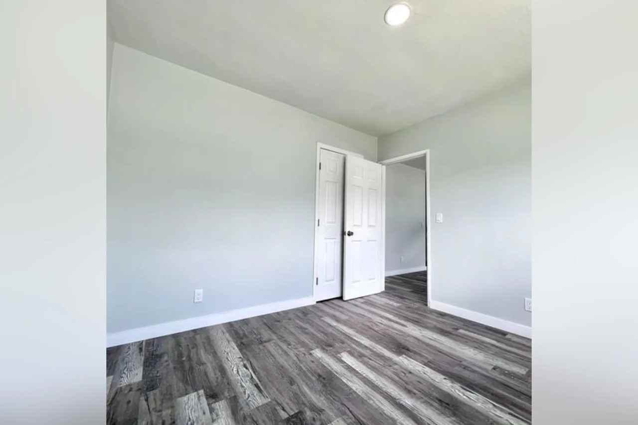 835 Nw 7th St - Photo 3 of 22
