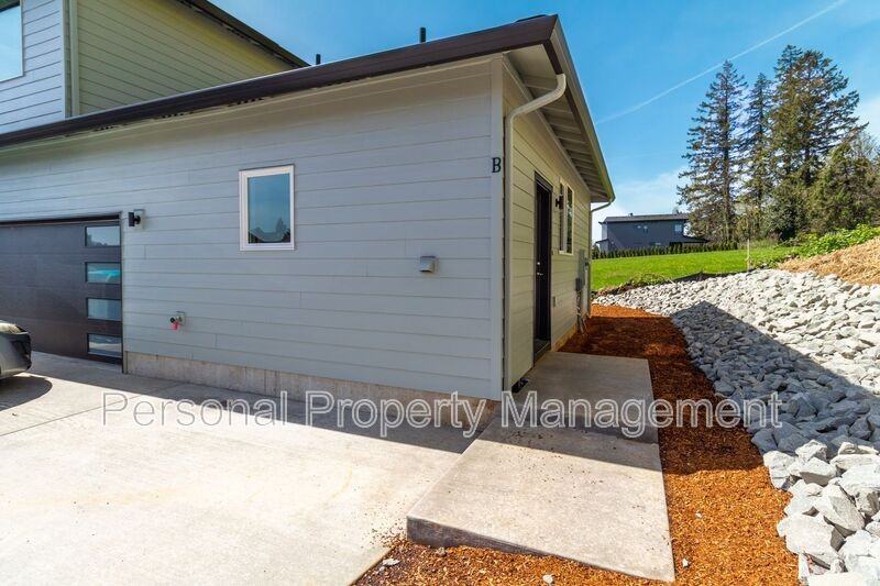 1801 N 20th Ct #B - Photo 2 of 9