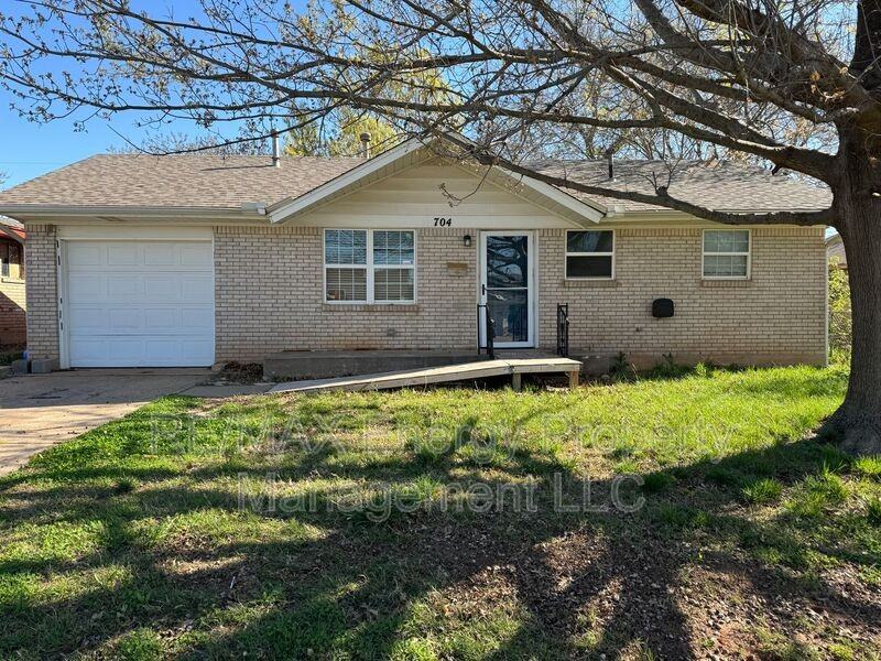 704 Gale, Moore, OK 73160 3 bedroom House Rental Zumper