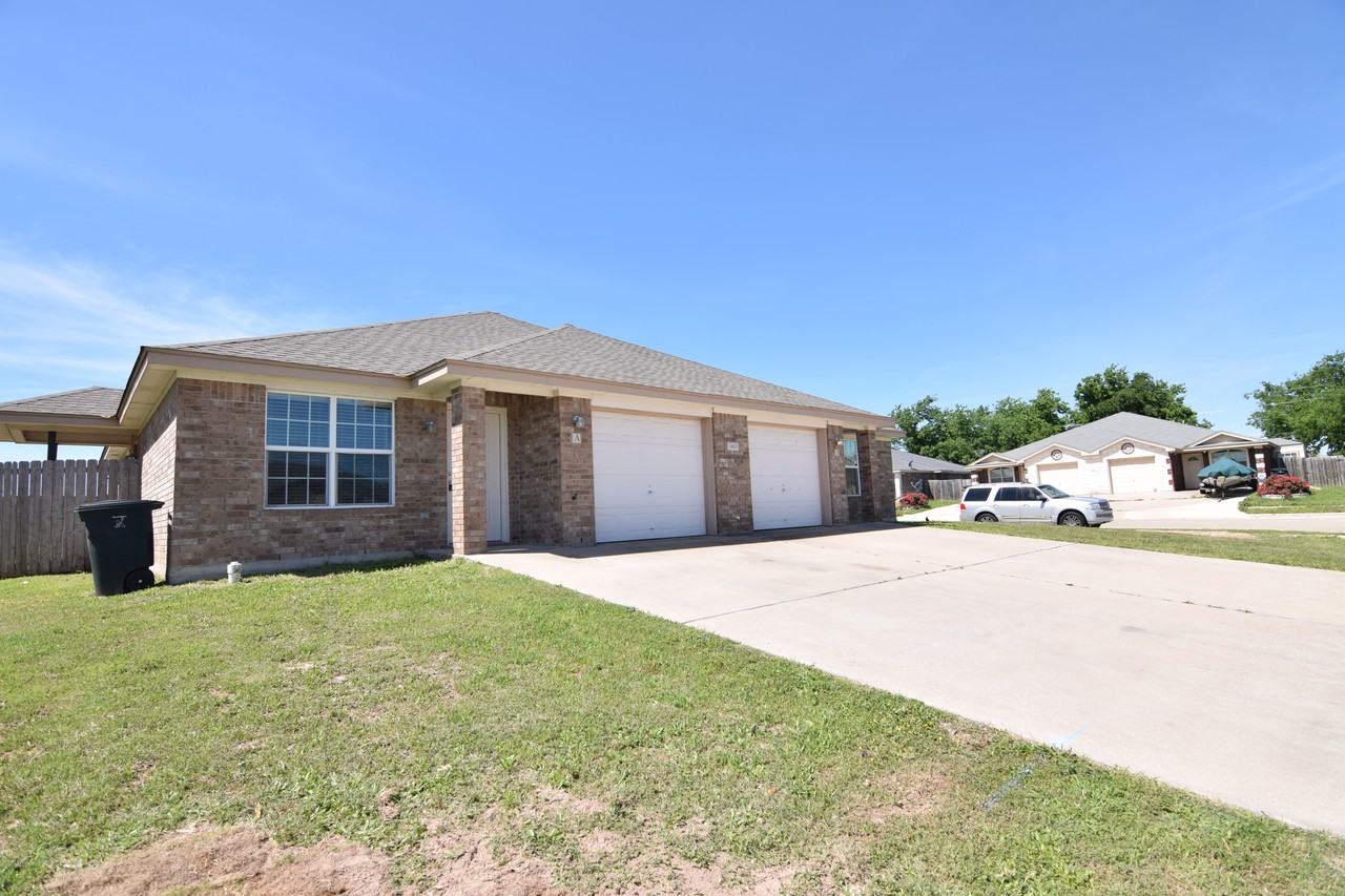 1400 Cavalry Ln - Photo 2 of 17