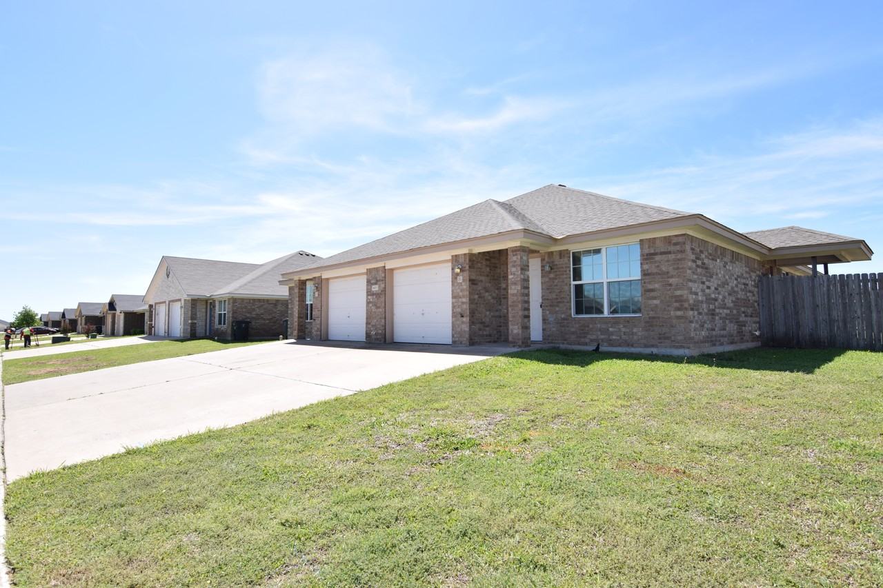 1400 Cavalry Ln - Photo 3 of 17