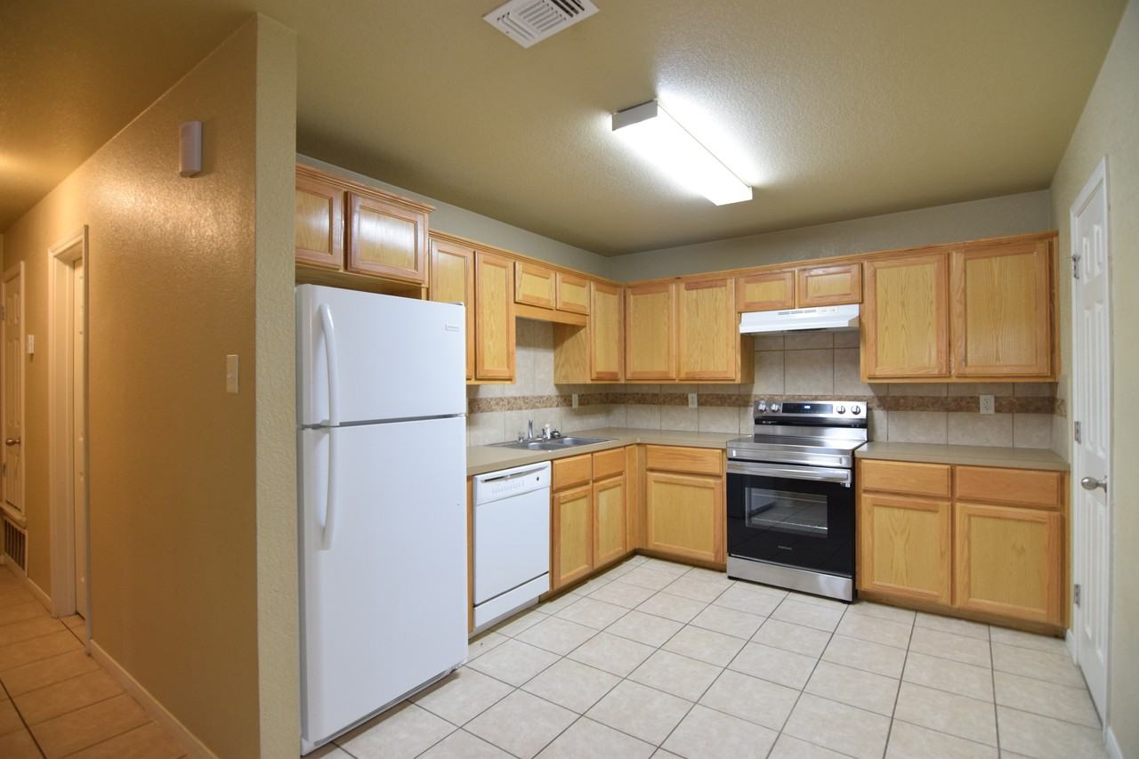 1400 Cavalry Ln - Photo 4 of 17