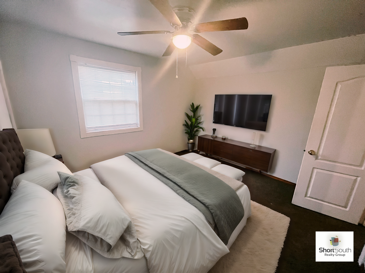 550 Phelps Ave - Photo 2 of 10