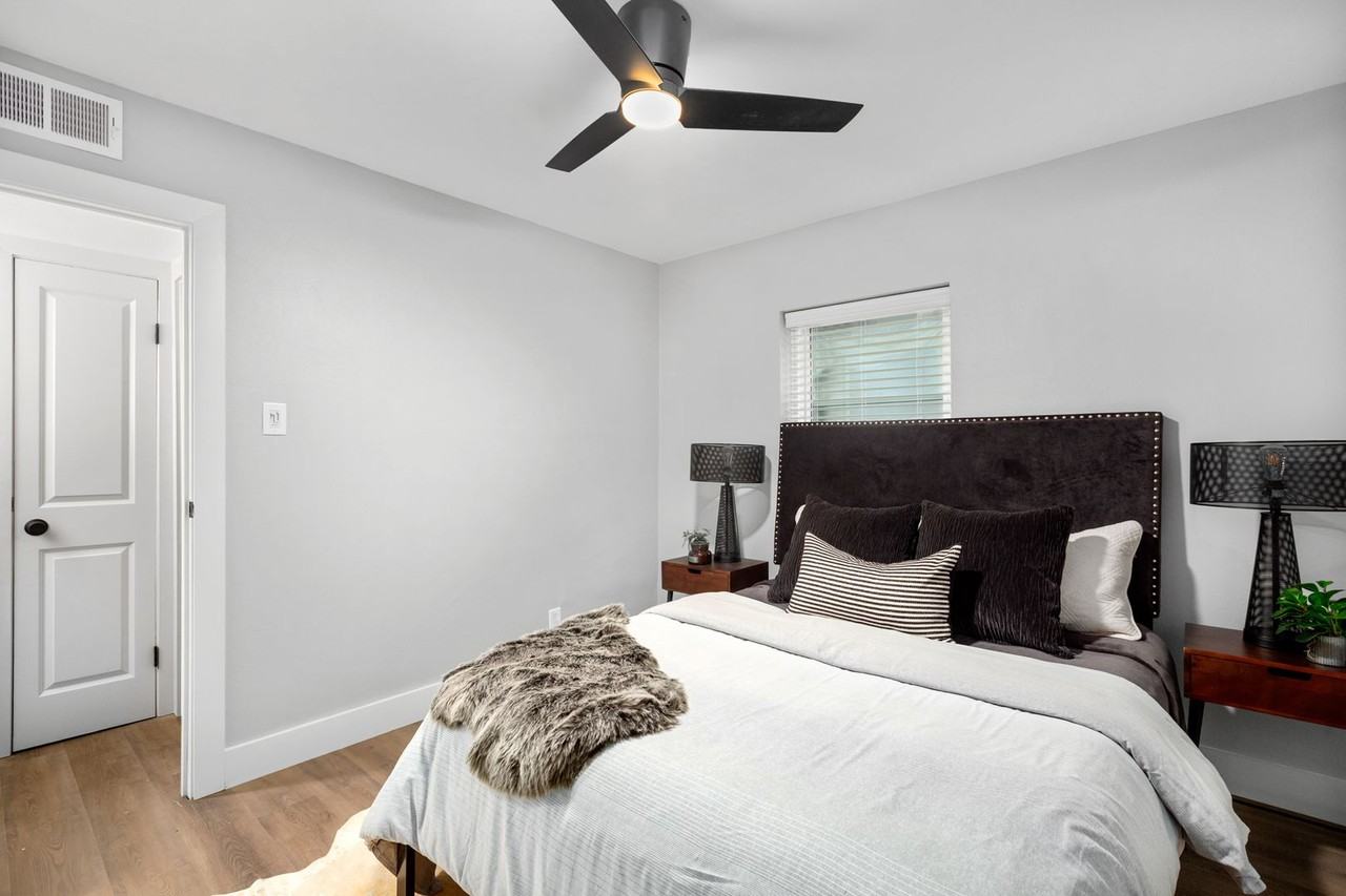 THE SQUARE ON DELMAR - Photo 2 of 34