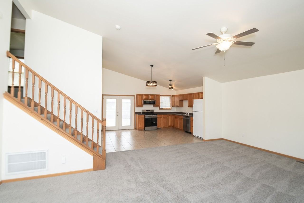 2280 Daniel Ct - Photo 3 of 34