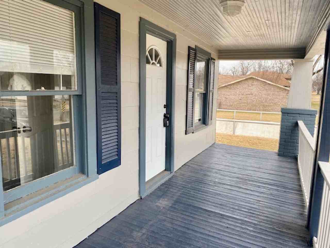 910 W Wade St - Photo 2 of 20