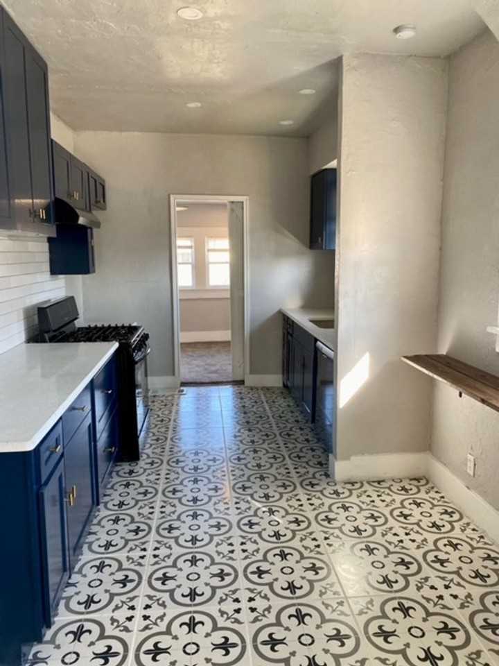 910 W Wade St - Photo 3 of 20