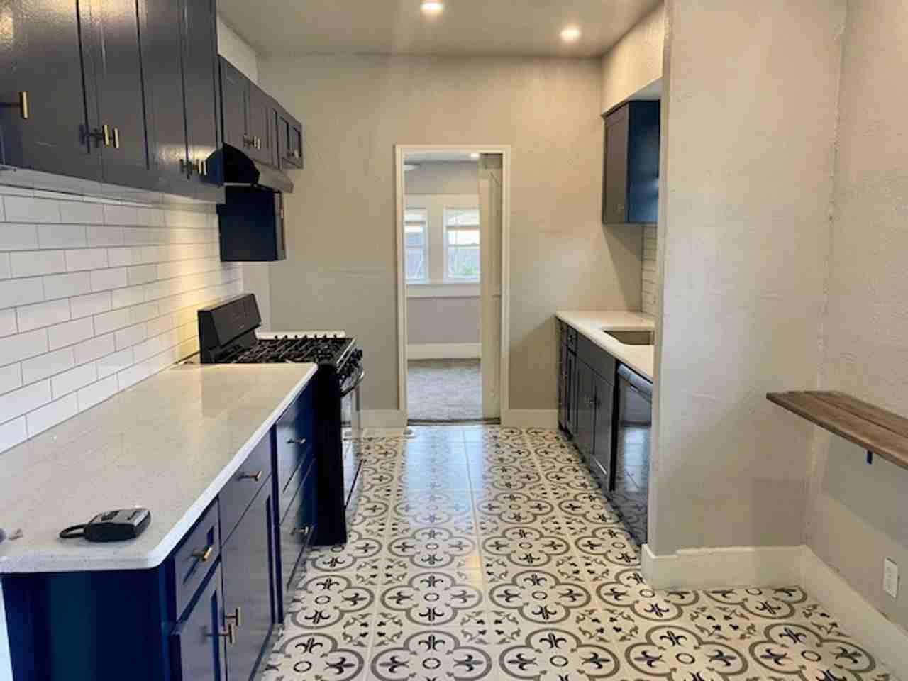 910 W Wade St - Photo 4 of 20