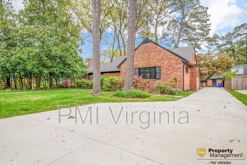 1313 Cloncurry Rd - Photo 2 of 50