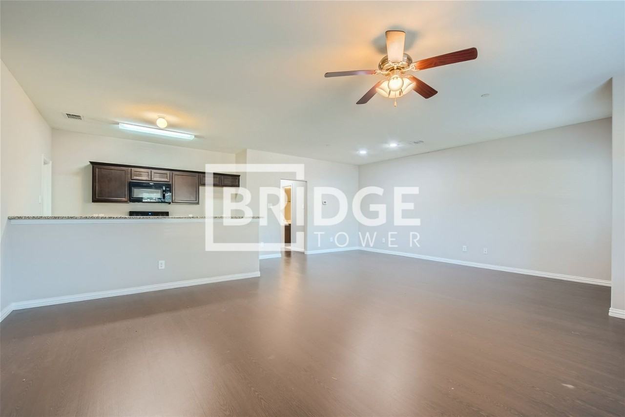 1428 Lake Crest Ln - Photo 3 of 16
