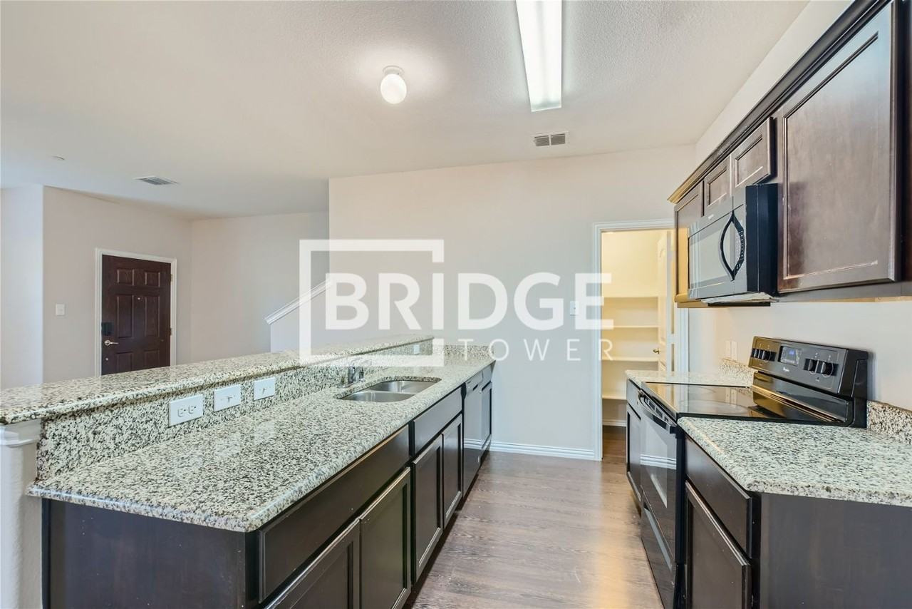 1428 Lake Crest Ln - Photo 4 of 16