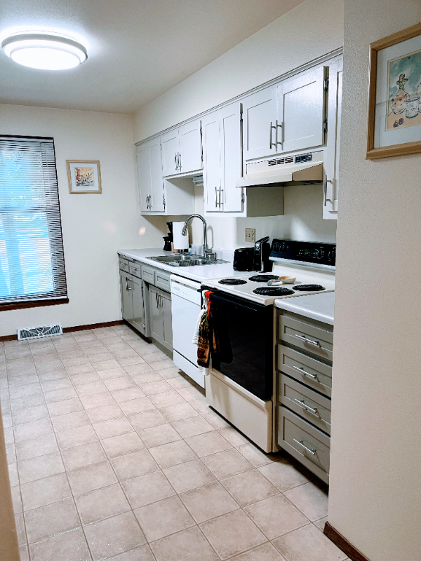 1113 Gilbert St - Photo 4 of 12