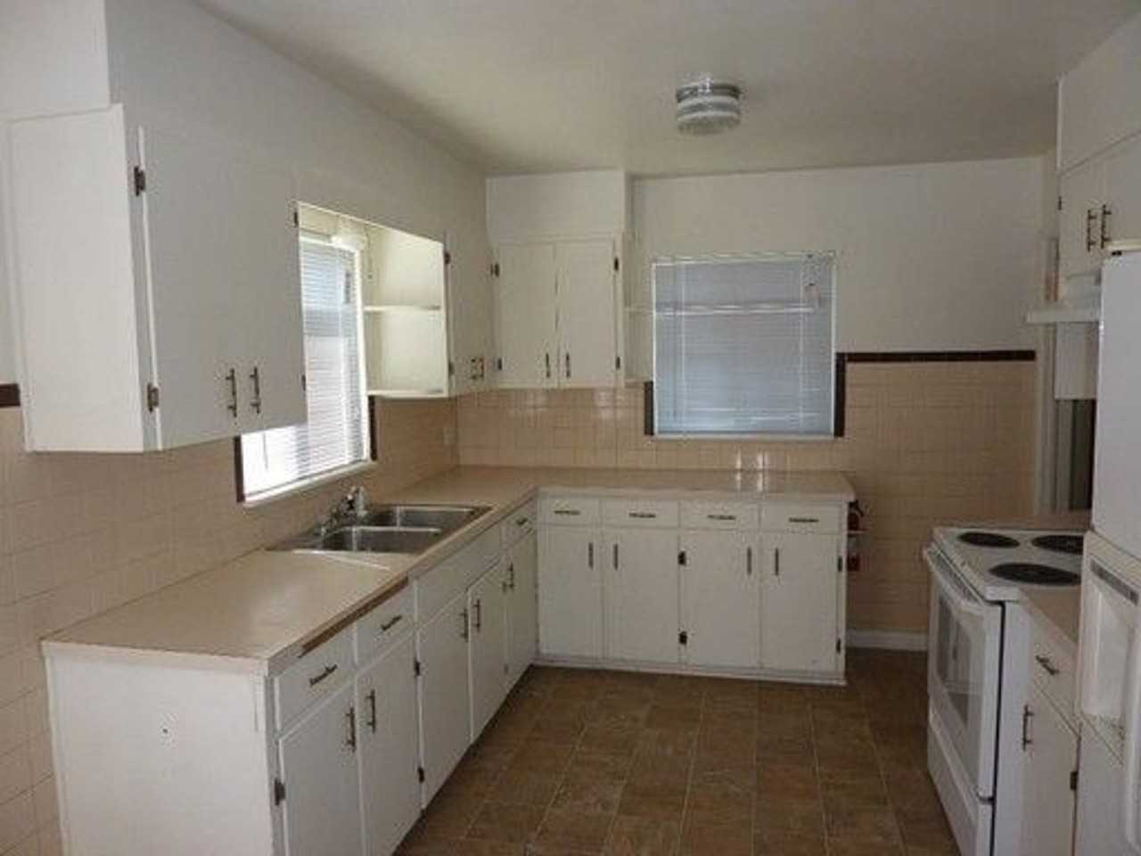 7360 Newton St - Photo 2 of 4