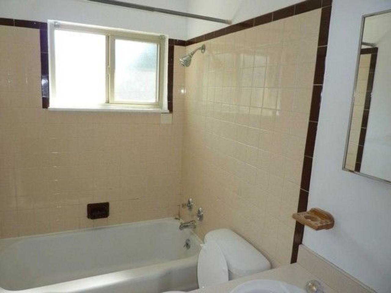 7360 Newton St - Photo 3 of 4