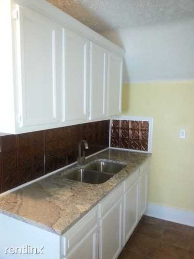 318 Union Ave NE - Photo 2 of 16