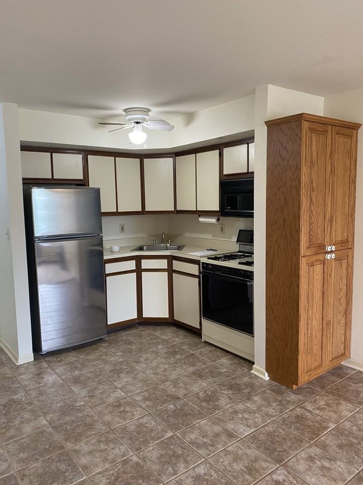 2012 Hawthorne Ln #2012 - Photo 3 of 14