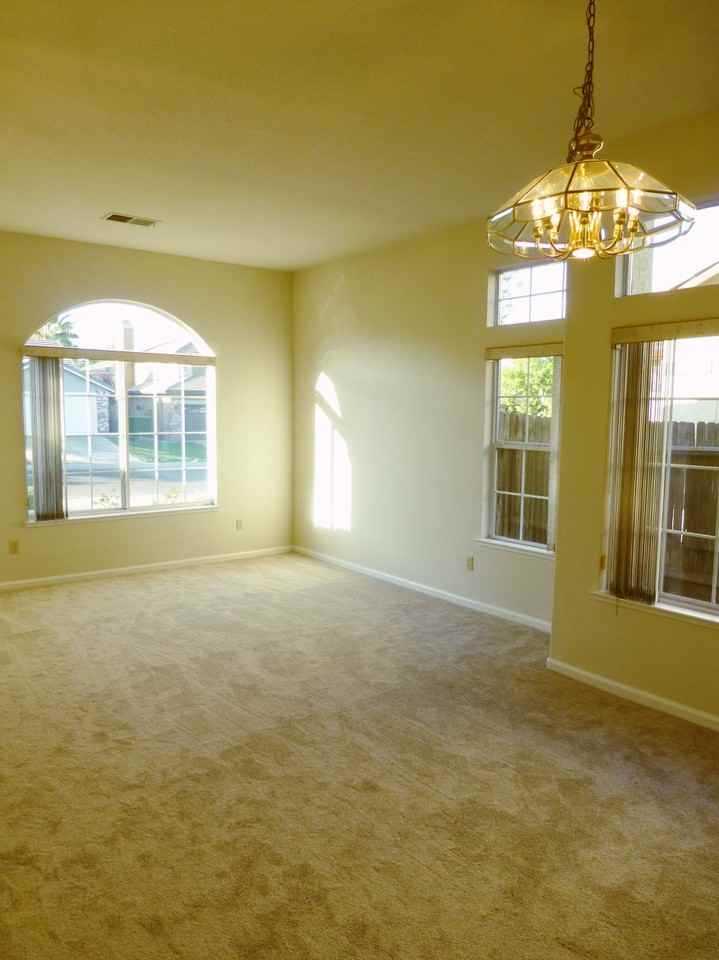 2568 Du Bois Dr - Photo 3 of 6