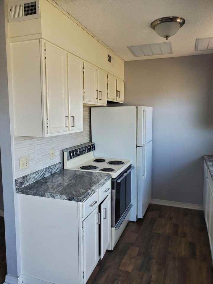 1441 N Smith Ct #4 - Photo 3 of 15