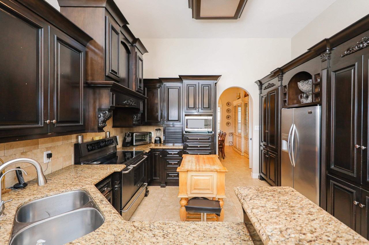 8402 Mahogany Ct - Photo 2 of 14