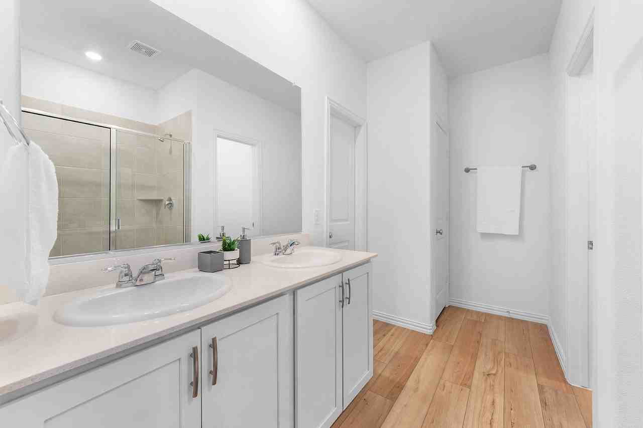 513 Macdonald Way - Photo 4 of 35