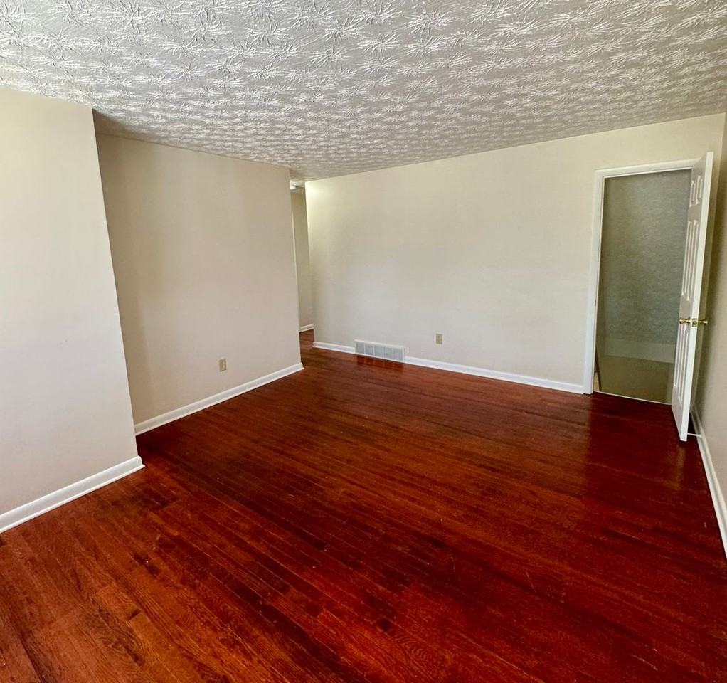 3229-3235 Tytus Avenue - Photo 3 of 14