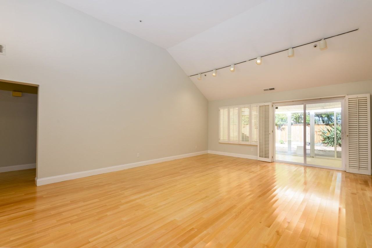 349 Thatcher Ln - Photo 3 of 25