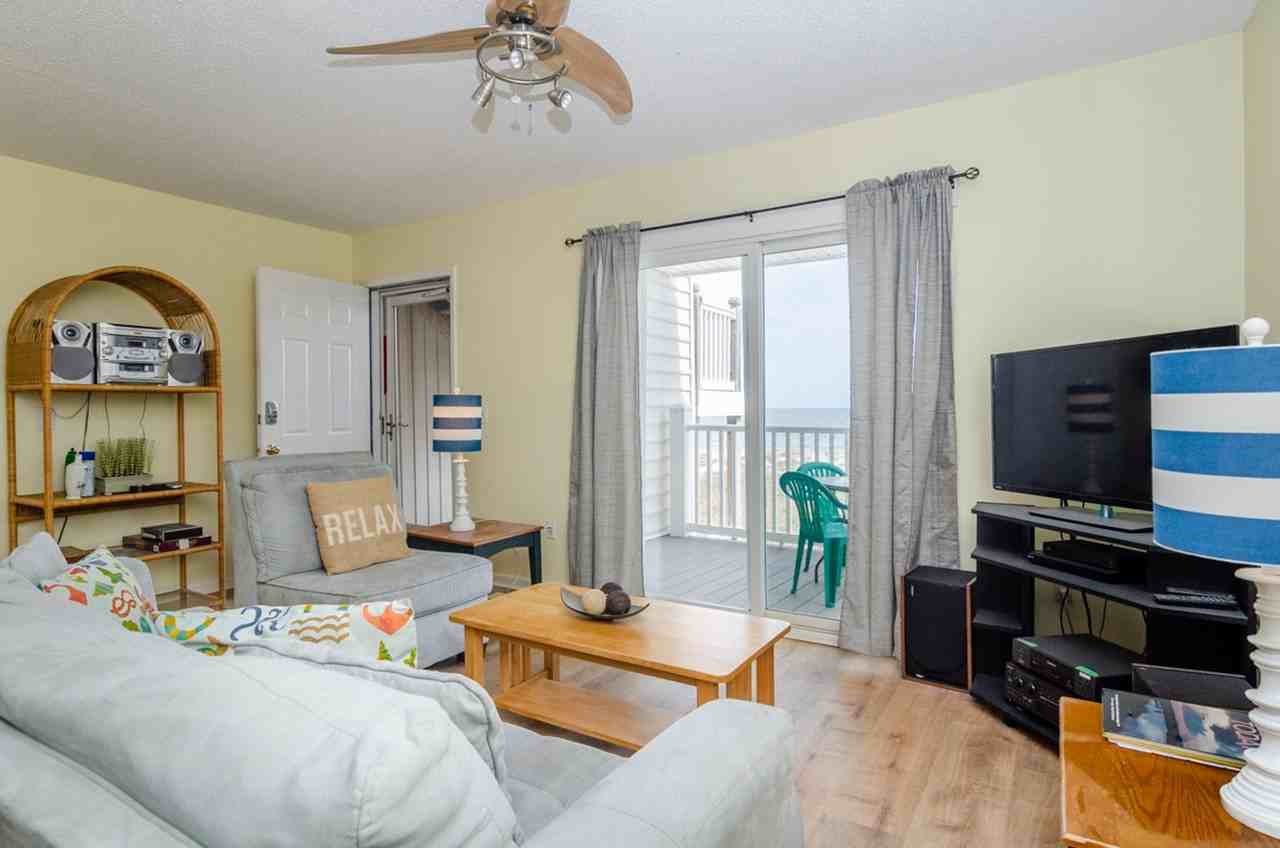 704 Carolina Beach Avenue North - Photo 5 of 20